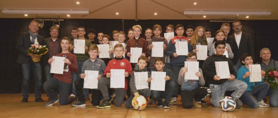 Dürfen als Schiedsrichter auf dem Platz pfeifen: 29 Schüler und eine Schülerin aus verschiedenen Schulen aus dem Kreis Paderborn. Trainiert wurden sie von Erich Drotleff (Schiedsrichterwart im Kreis Paderborn, links), Uli Graben (Ausschuss für den Schulsport, 2. von rechts) und Bernd Aschhoff (Integrationshelfer an der Gesamtschule Elsen, rechts/hockend). Schulleiter Dr. Siegfried Martini (2. von links) überreichte die Urkunden und Hans Driller (3. von rechts) übernahm die Organisation des Lehrgangs (Foto: Amt für Presse- und Öffentlichkeitsarbeit, Kreis Paderborn, Ulrike Sander)